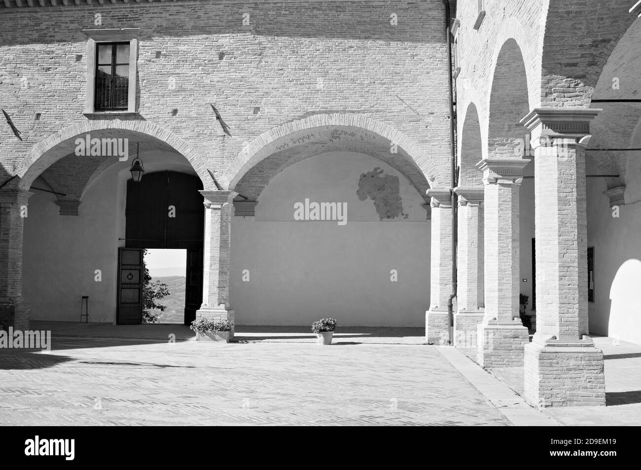 Il colonnato del cortile interno di un'abbazia medievale italiana (Gubbio, Umbria, Italia) Foto Stock