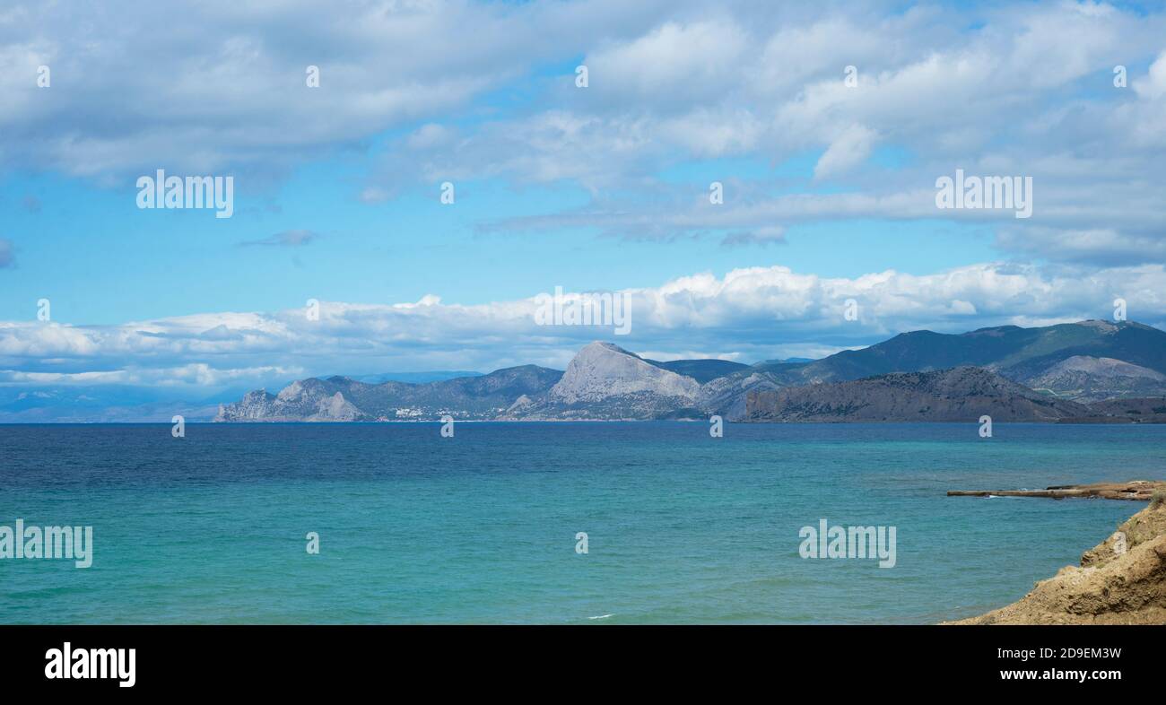 Panorama del mare. Montagne cielo e mare. Bellezza in natura. Spazio di copia per il testo. Foto Stock