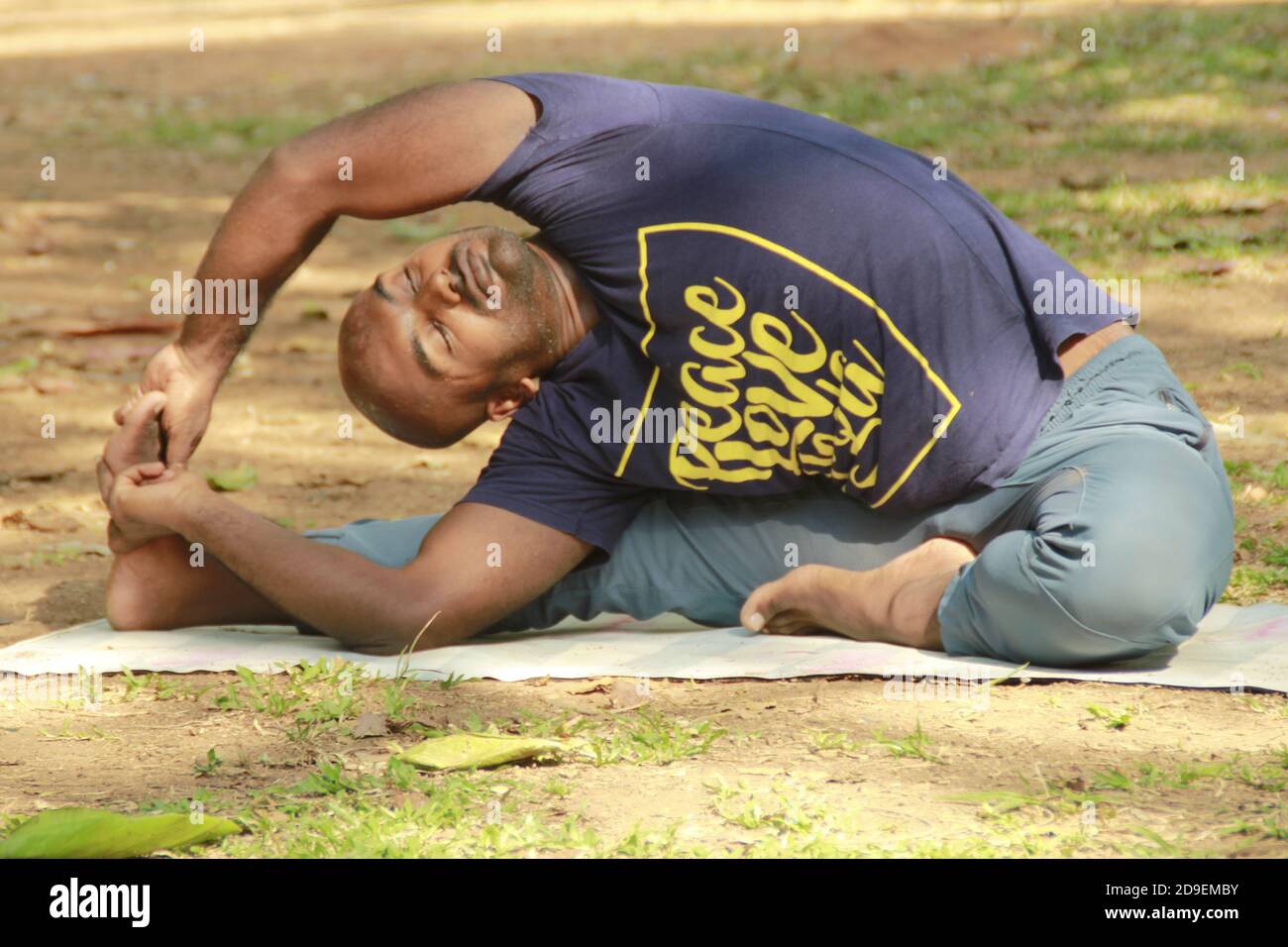 Yoga all'aperto al Cubbon Park, Bangalore, India Foto Stock