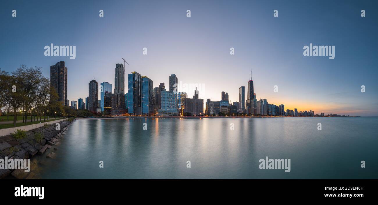 Chicago, Illinois, Stati Uniti d'America skyline del centro dal Lago Michigan al crepuscolo. Foto Stock