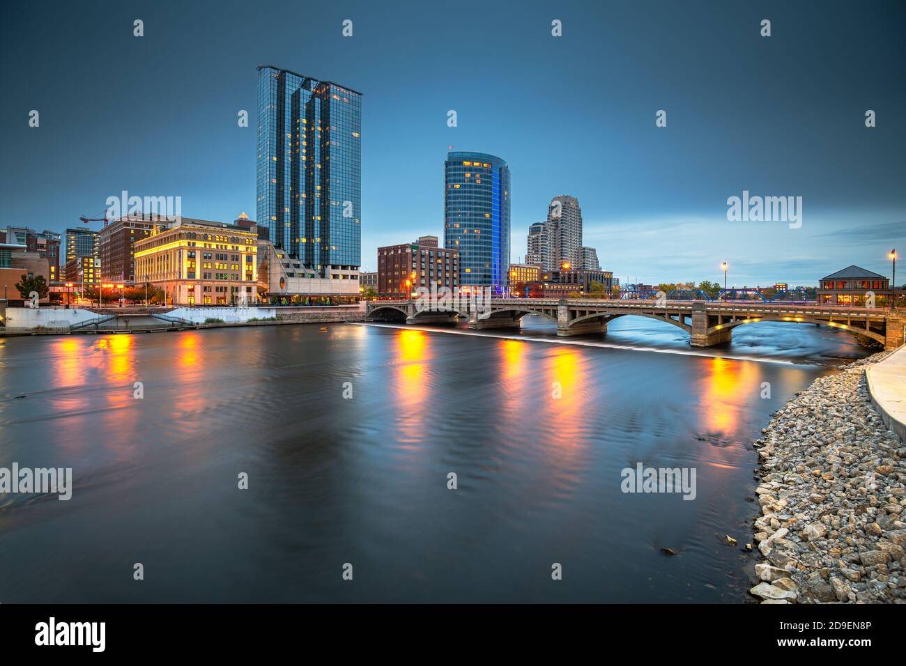 Grand Rapids, Michigan, Stati Uniti d'America skyline del centro sul gran fiume al tramonto. Foto Stock