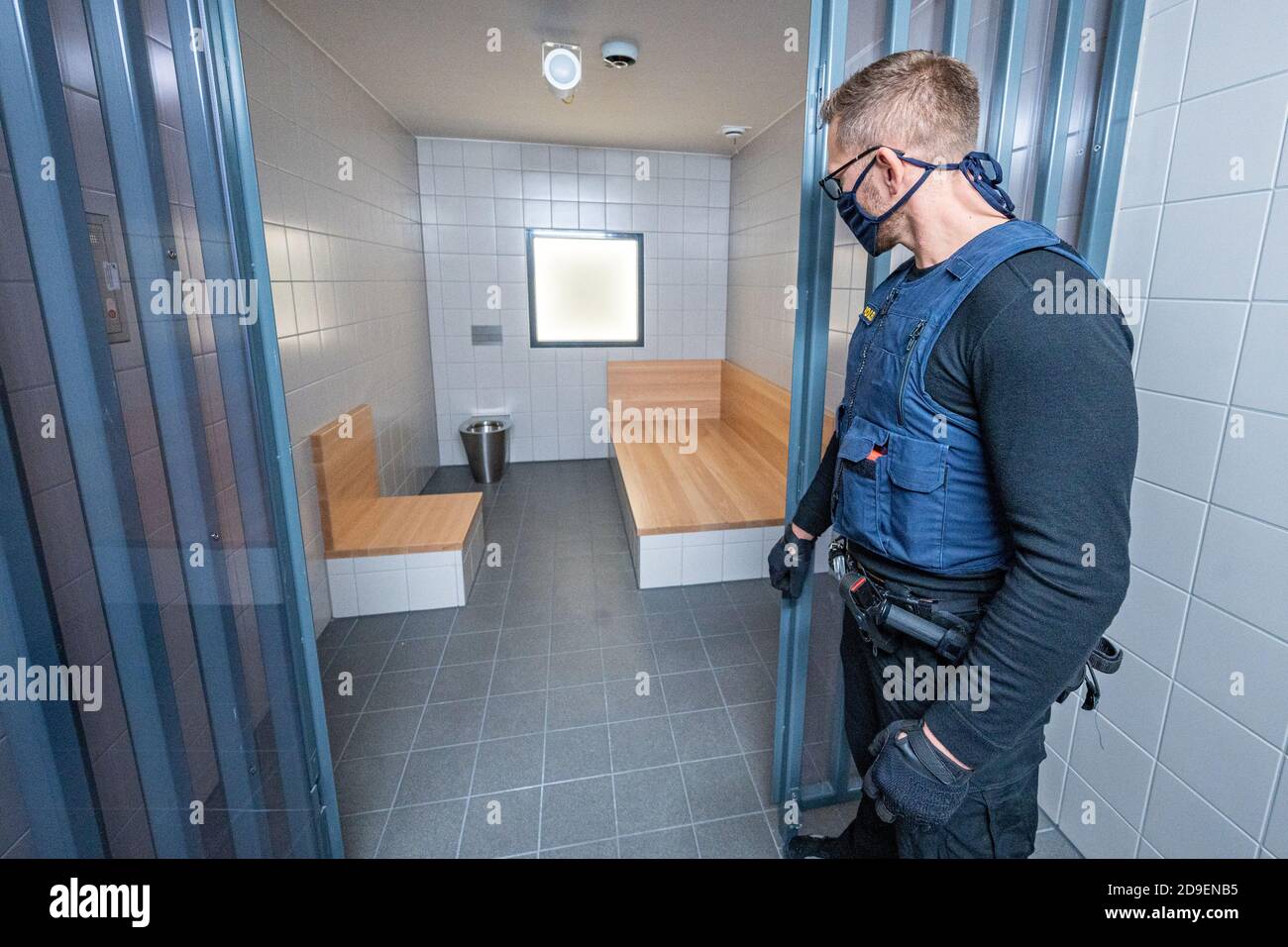 Regensburg, Germania. 05 novembre 2020. Un allenatore di polizia si trova di fronte a una cella replica nel nuovo centro di formazione della polizia. In futuro, gli agenti di polizia saranno preparati ad operazioni quali corse di amok o attacchi terroristici nel centro di formazione. Credit: Armin Weigel/dpa/Alamy Live News Foto Stock