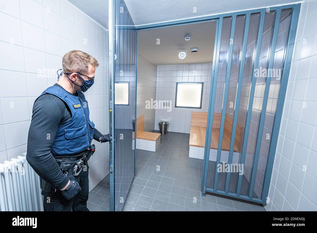 Regensburg, Germania. 05 novembre 2020. Un allenatore di polizia si trova di fronte a una cella replica nel nuovo centro di formazione della polizia. In futuro, gli agenti di polizia saranno preparati ad operazioni quali corse di amok o attacchi terroristici nel centro di formazione. Credit: Armin Weigel/dpa/Alamy Live News Foto Stock