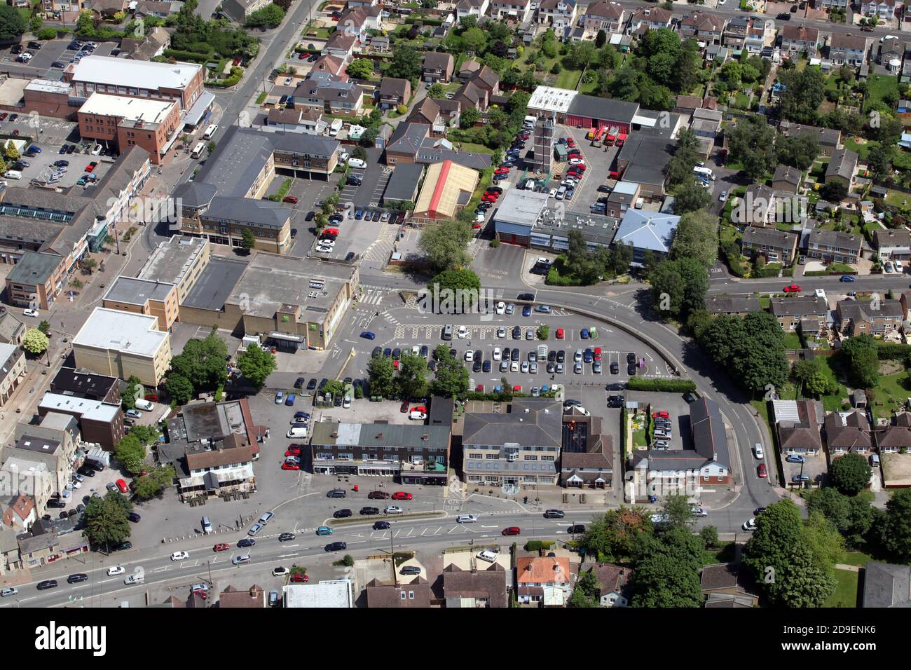 Vista aerea del centro di Kidlington vicino a Oxford, Regno Unito. Mostra la stazione dei vigili del fuoco e la biblioteca con High Street che corre sul bordo sinistro qui Foto Stock