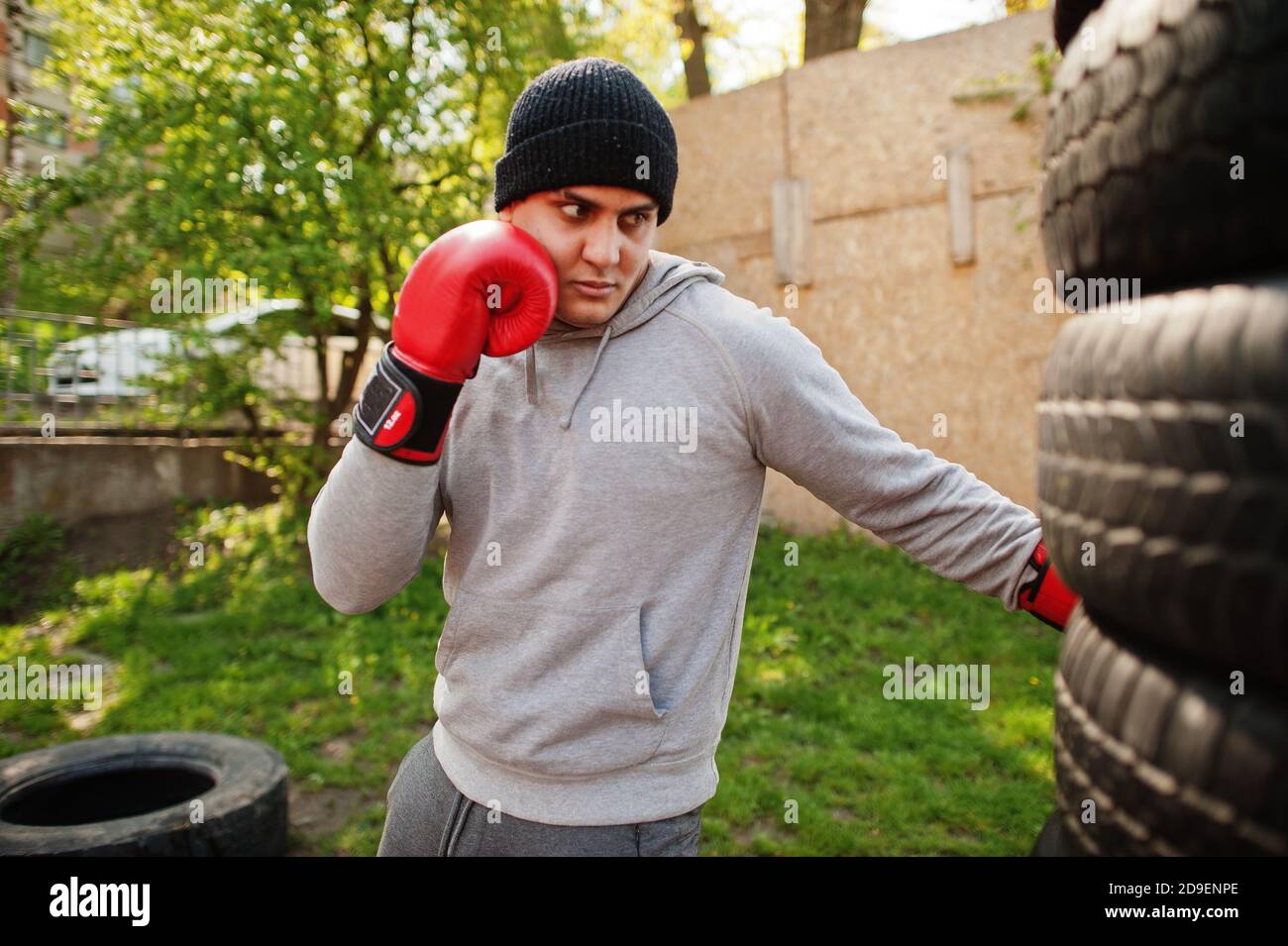 Uomo arabo boxer in cappello di addestramento per una palestra all'aperto  lotta duro Foto stock - Alamy