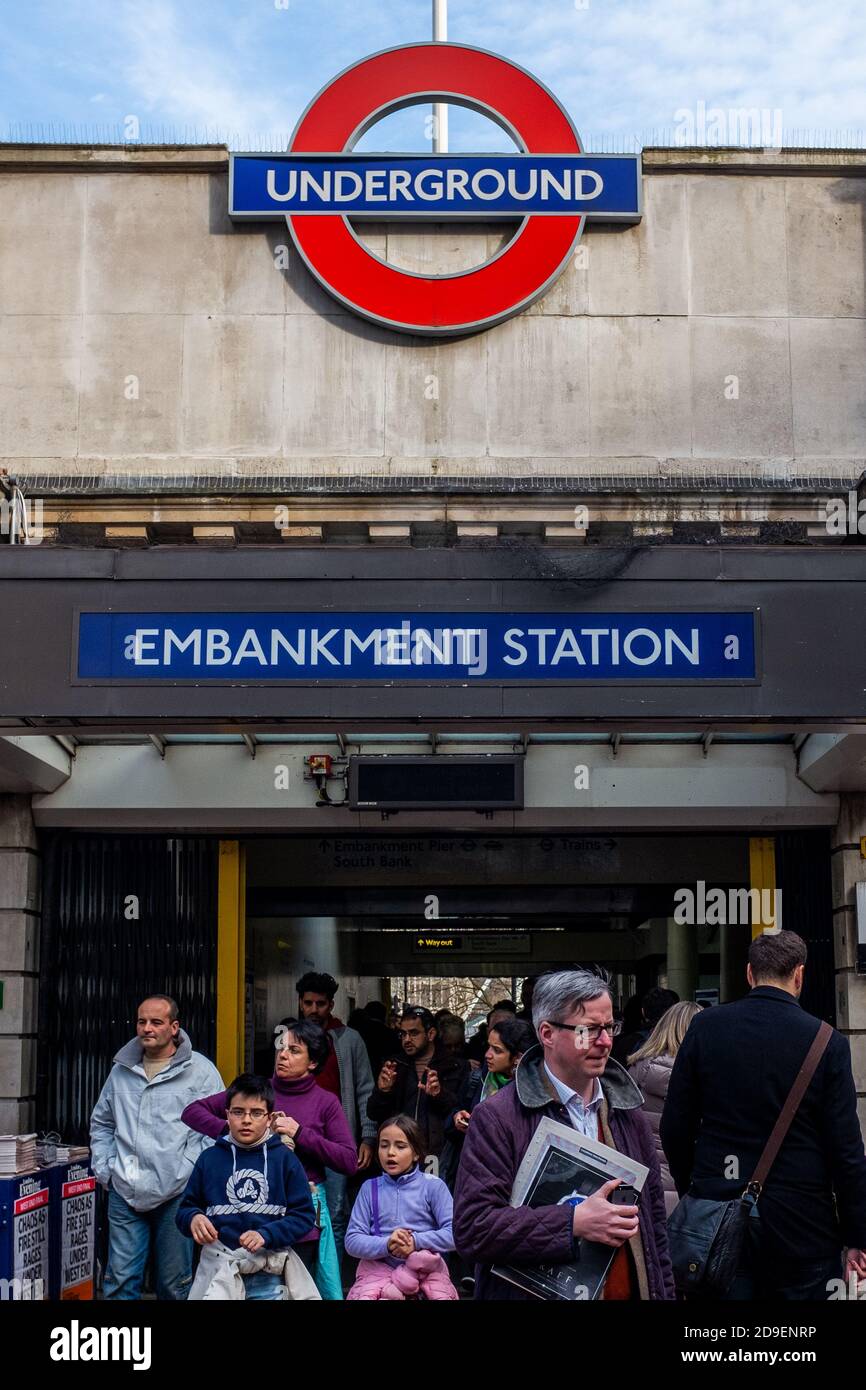 I pedoni e i passeggeri lasciano la stazione di Embankment sulla metropolitana di Londra. 02 aprile 2015. Foto: Neil Turner Foto Stock