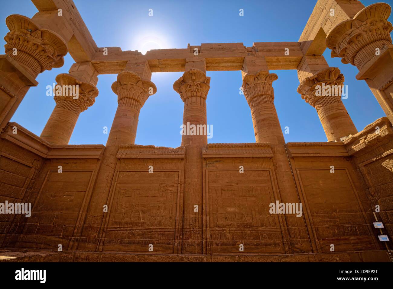 L'edificio fu originariamente costruito sull'isola di Philae, vicino alla diga di Assuan inferiore. Tuttavia, fu successivamente trasportato ad Agilika negli anni Sessanta dall'UNESC Foto Stock