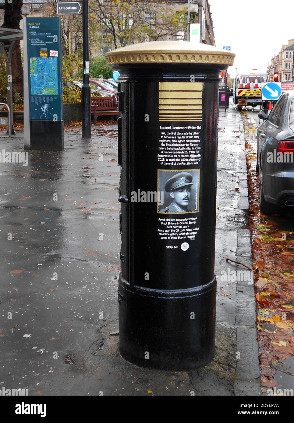 Questa casella postale Royal Mail, a Glasgow, è stata dipinta in nero e oro per celebrare il mese della storia nera, ottobre 2020. È un tributo a Walter Tull, che è stato il primo ufficiale nero nell'esercito britannico regolare. È stato anche iscritto per giocare per la squadra di calcio dei Rangers prima di essere ucciso in azione, in Francia, il 25 marzo 1918. ALAN WYLIE/ALAMY© Foto Stock
