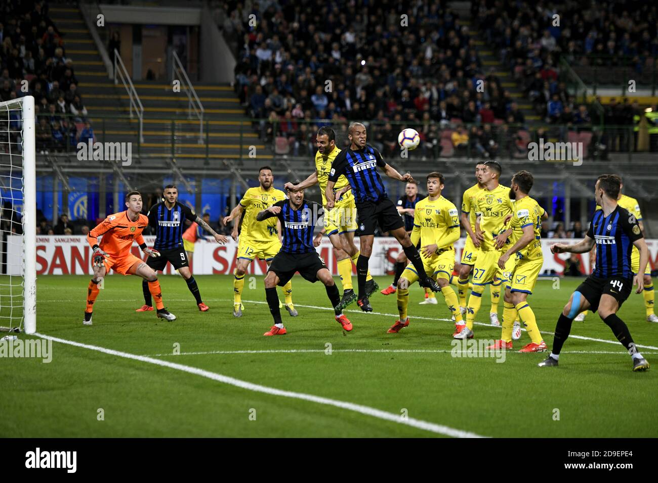 Giocatori di calcio in azione durante la Serie italiana UNA partita Inter Milano vs Verona allo stadio san siro, a Milano. Foto Stock