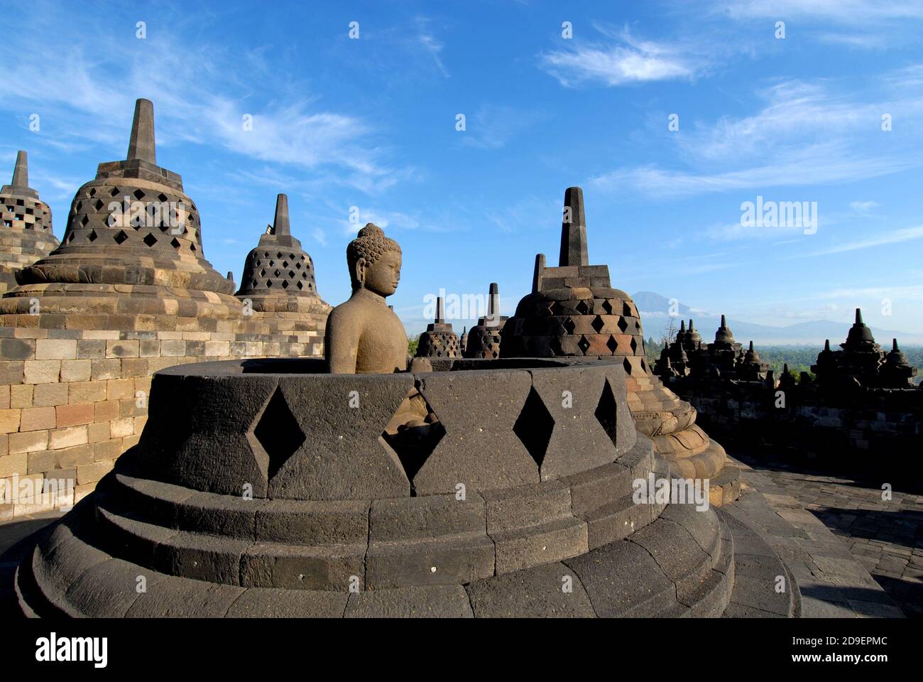 Statua di Buddha in cima al tempio di Borobudur. Foto Stock