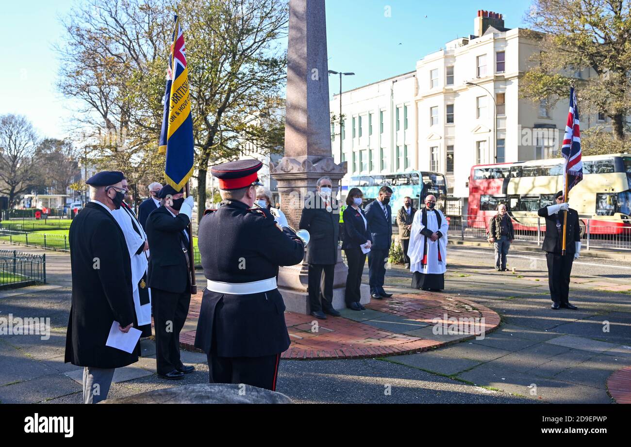 Brighton UK 5 novembre 2020 - i dignitari del consiglio comunale di Brighton e Hove durante una cerimonia di deposizione della corona prima della domenica di ricordo questo prossimo fine settimana durante le nuove restrizioni di blocco del coronavirus in Inghilterra : Credit Simon Dack / Alamy Live News Foto Stock