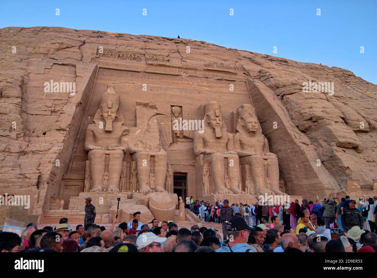 La facciata del tempio principale e' alta 108 piedi e 125 piedi di larghezza con quattro colossali statue sedute circa 65 piedi di altezza indossando la doppia corona e hav Foto Stock