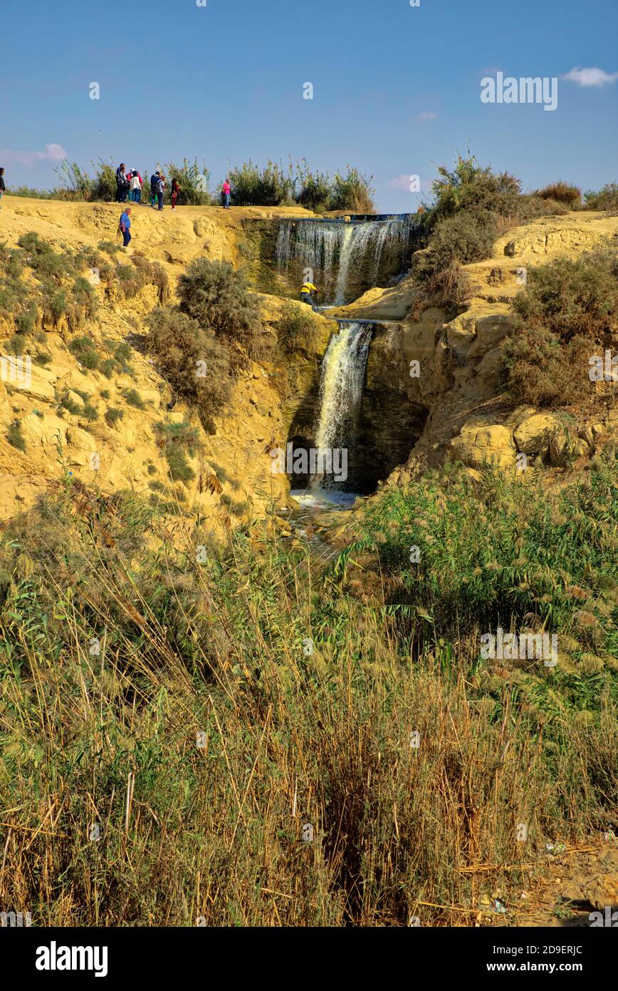 Un corso d'acqua, costituito da un canale aperto di 9 chilometri e da un tunnel di 8 chilometri, è stato tagliato attraverso il deserto dal lato occidentale del Fayoum de Foto Stock
