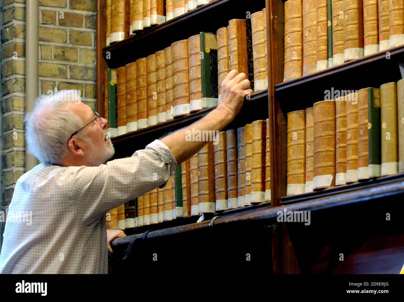 Bibliotecario che lavora presso la storica Biblioteca Universitaria di Copenhagen, Danimarca. Foto Stock