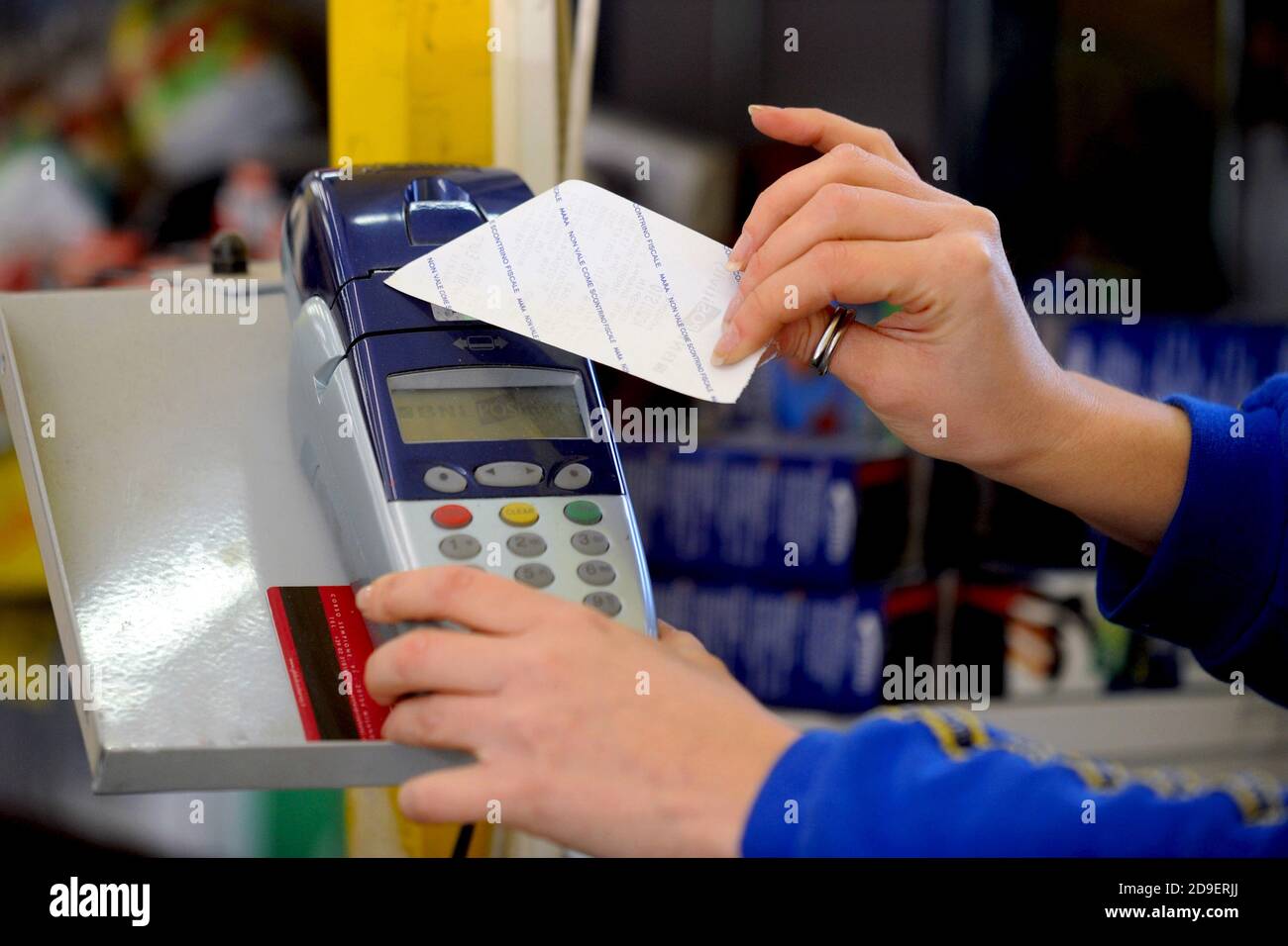 Primo piano della macchina di pagamento che dà ricevuta, in un supermercato. Foto Stock