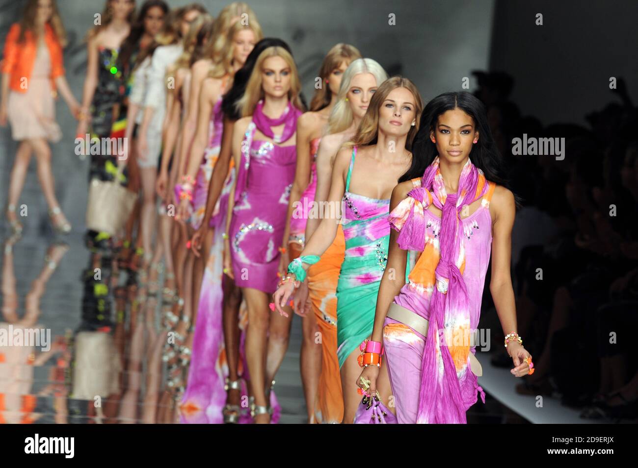 La passerella dei modelli alla settimana della moda di Milano. Foto Stock
