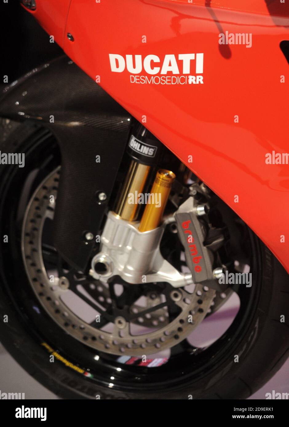 Logo Ducati su un nuovo modello rosso esposto all'EICMA, fiera internazionale di moto e motorie, a Milano. Foto Stock Logo Ducati su un nuovo modello rosso esposto all'EICMA, fiera internazionale di moto e motorie, a Milano. Foto Stock