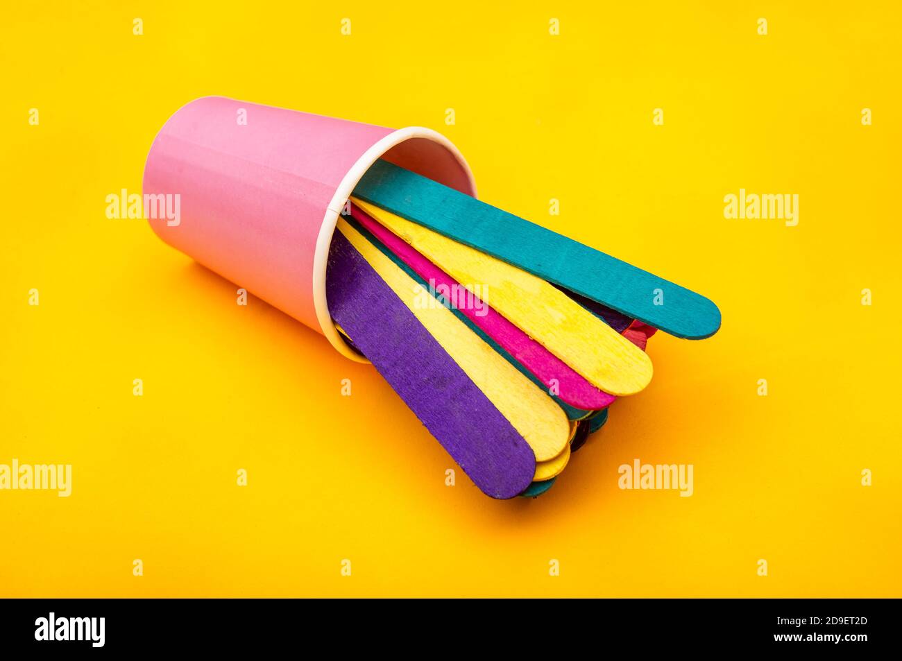 Bastoncini di gelato colorati che escono dalla tazza - astratto sfondo Foto Stock