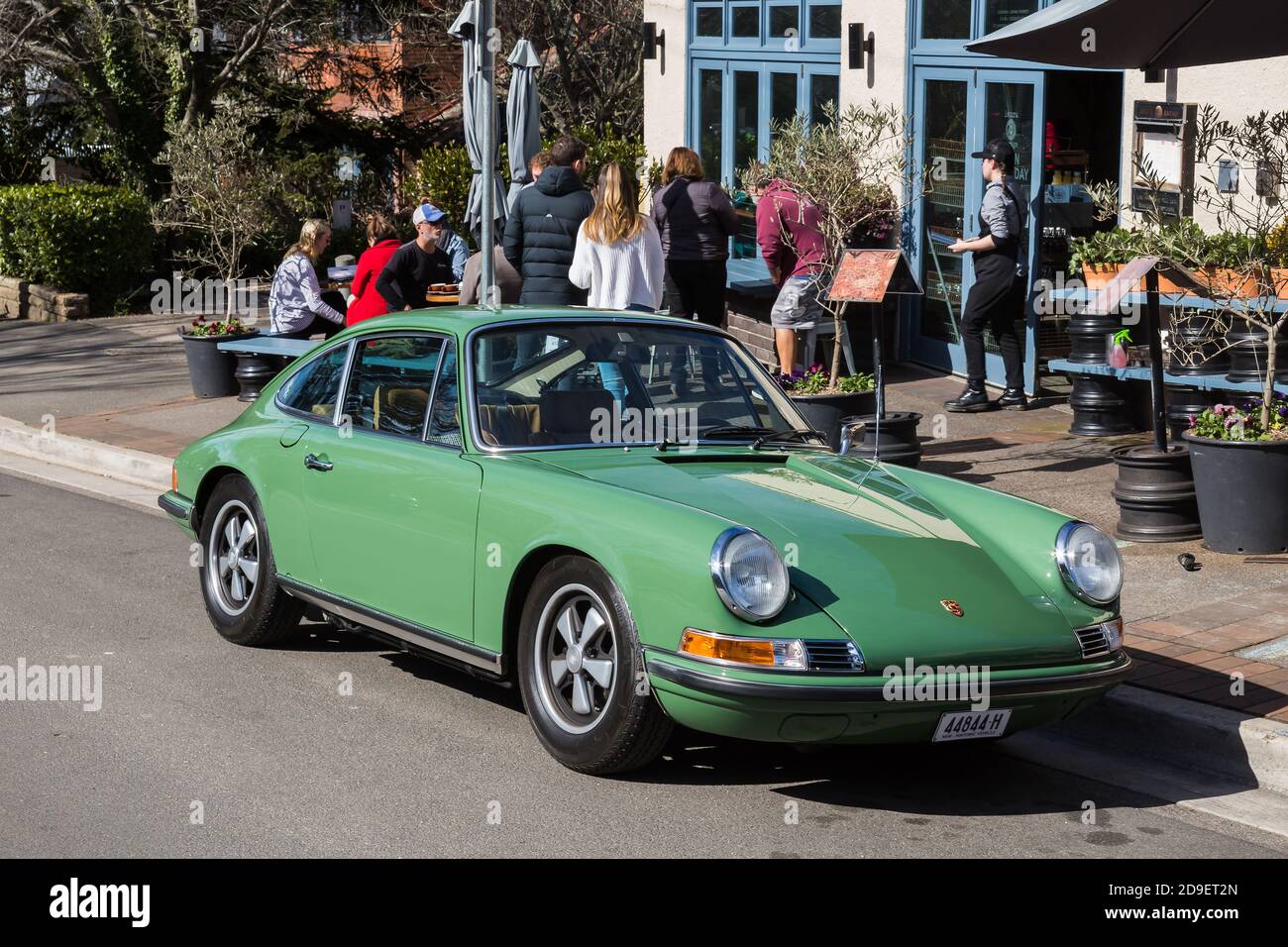 Leura Garage Cafe Restaurant Bar, Blue Mountains, NSW, Australia. Una Porsche 911 Classic verde è parcheggiata all'esterno. Foto Stock