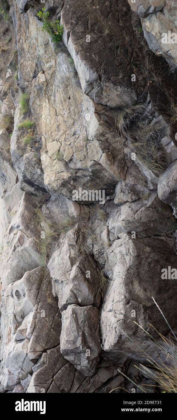 Bizzarra formazione rocciosa. Pietra naturale. Scogliera. Struttura di roccia porosa. Sfondi in pietra testurizzata. Foto Stock