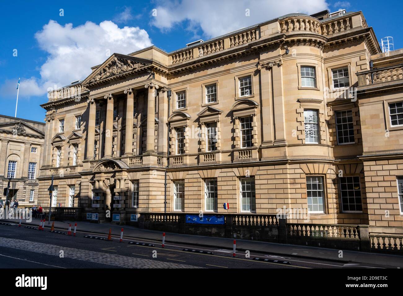 Istituto Francese di Scozia situato all'interno dell'edificio Lothian Chambers sul Ponte George IV, Edinburgo, Scozia, Regno Unito Foto Stock