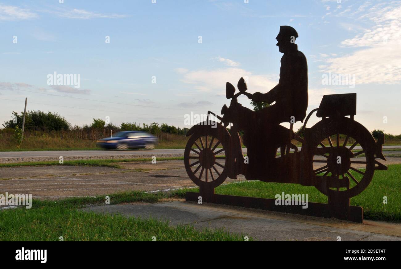 Una silhouette di un poliziotto motociclistico controlla il traffico lungo la Route 66 a Pontiac, Illinois, di fronte a una stazione di polizia statale dell'Illinois, ora vacante. Foto Stock