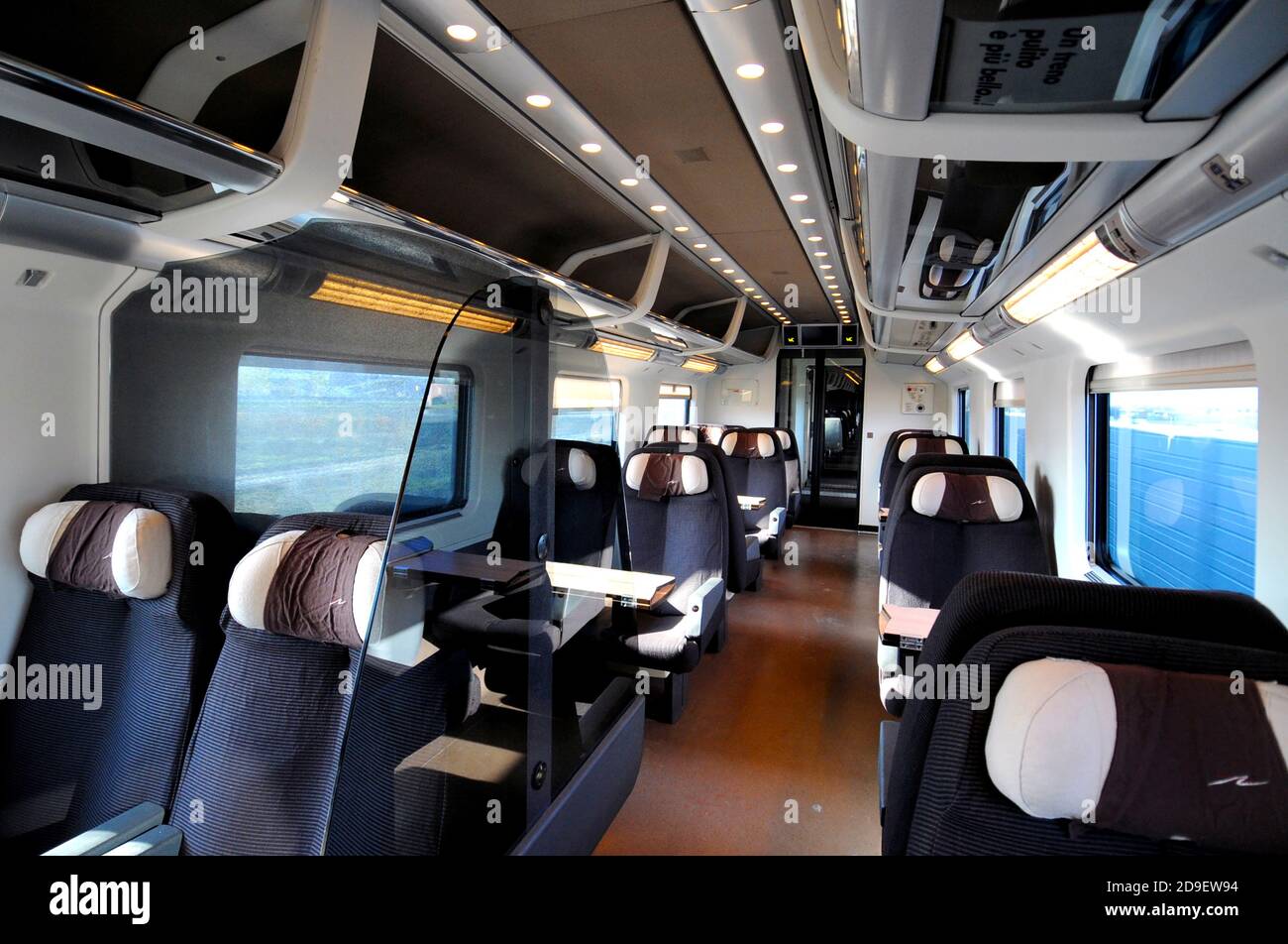 Carro nuovo di zecca del treno ad alta velocità. Foto Stock