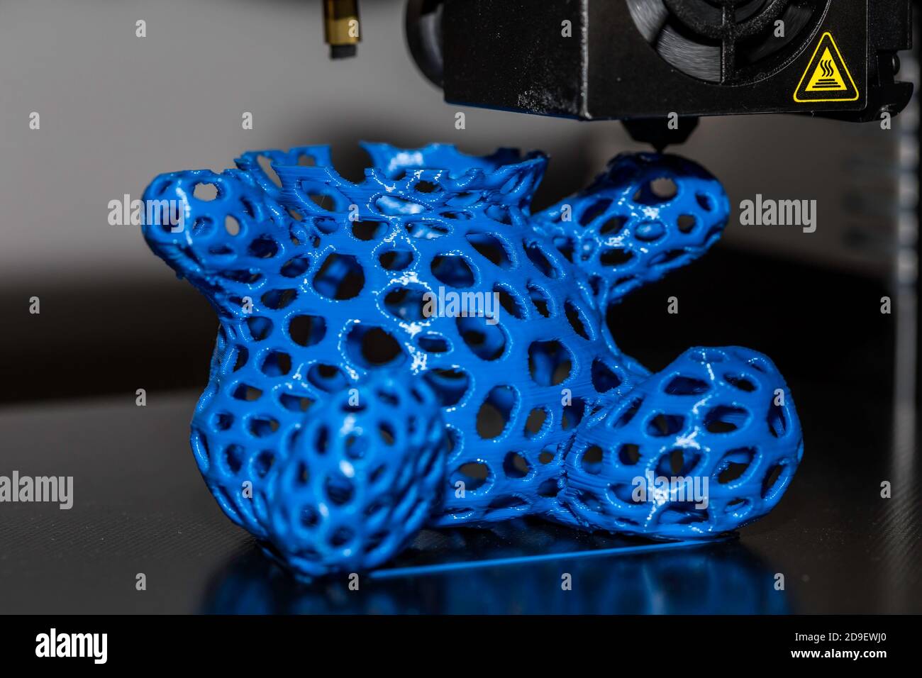 Macro di primo piano per la stampa di una stampante 3D moderna. Foto Stock