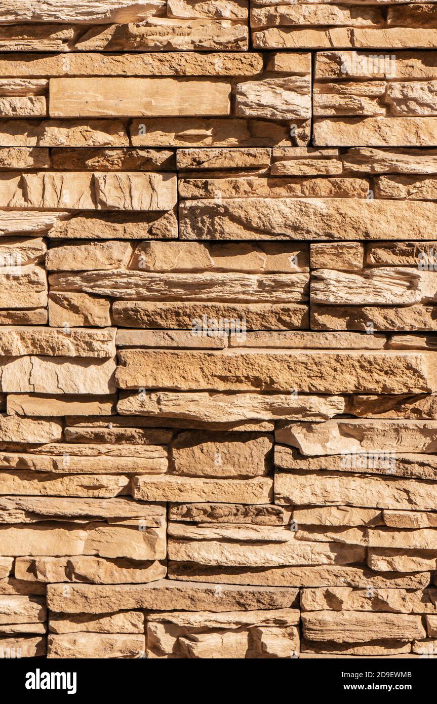 Struttura del motivo della parete in pietra piastrella. Per sfondo o pavimento. Frammento di un muro da una pietra scheggiata Foto Stock