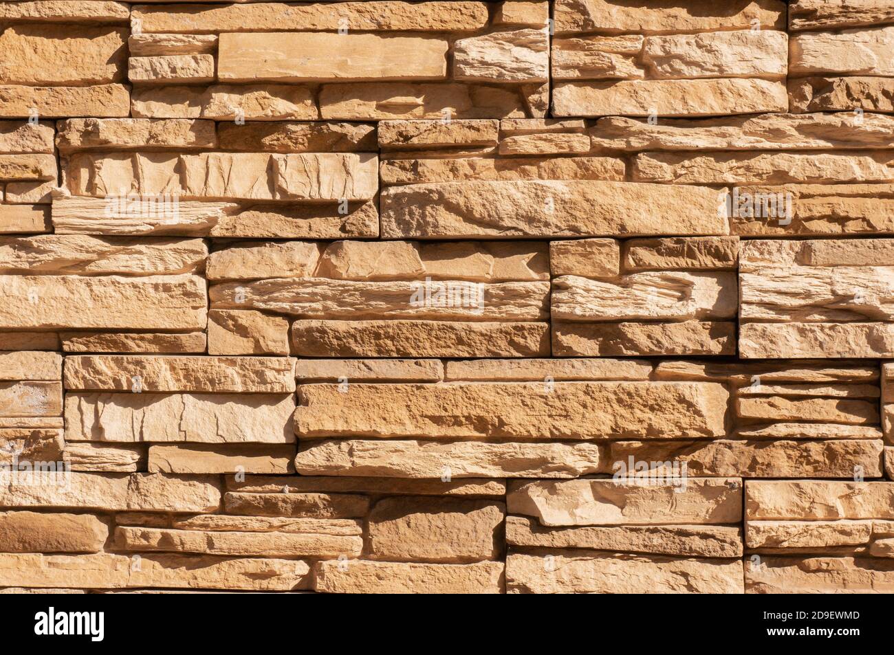 Struttura del motivo della parete in pietra piastrella. Per sfondo o pavimento. Frammento di un muro da una pietra scheggiata Foto Stock