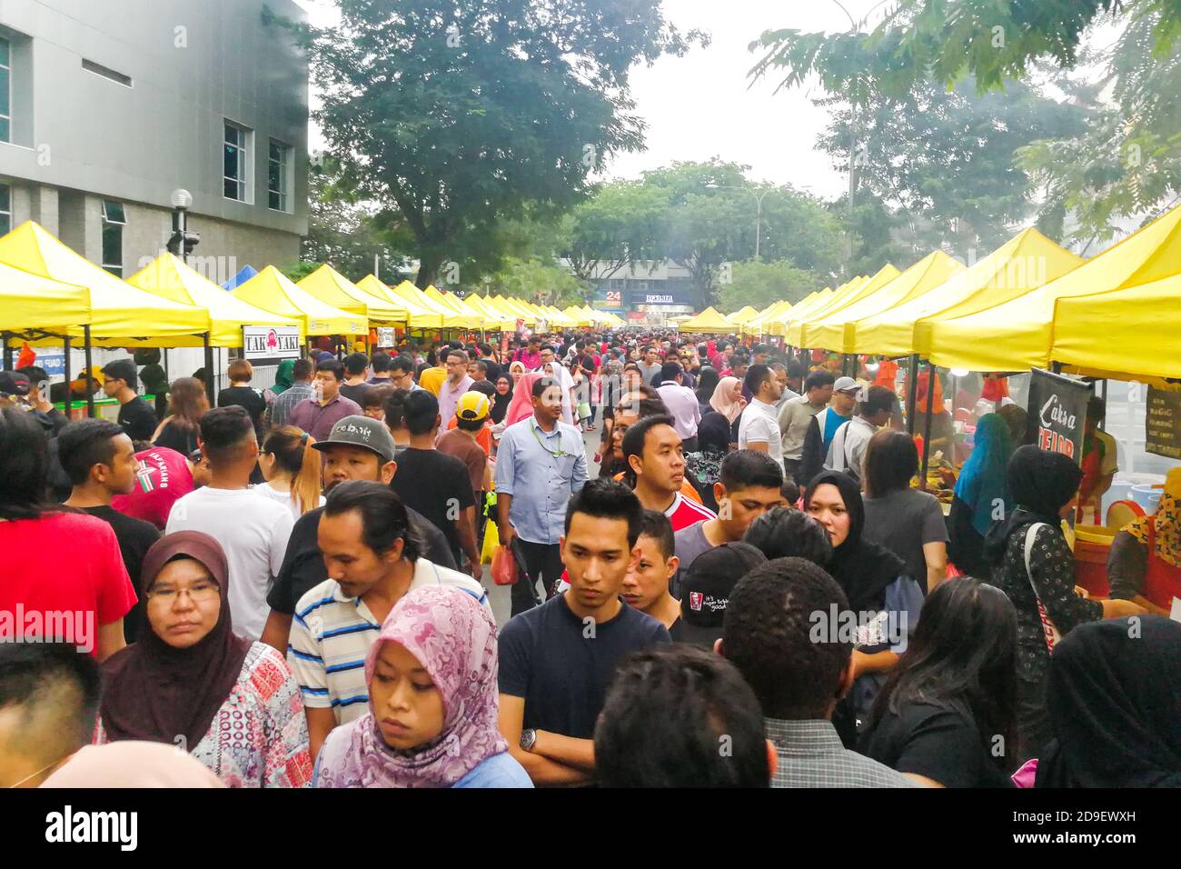 Venditori in Malesia che vendono cucina al bazaar di strada per iftar o frangendo veloce durante il mese di digiuno musulmano di Ramadan Foto Stock