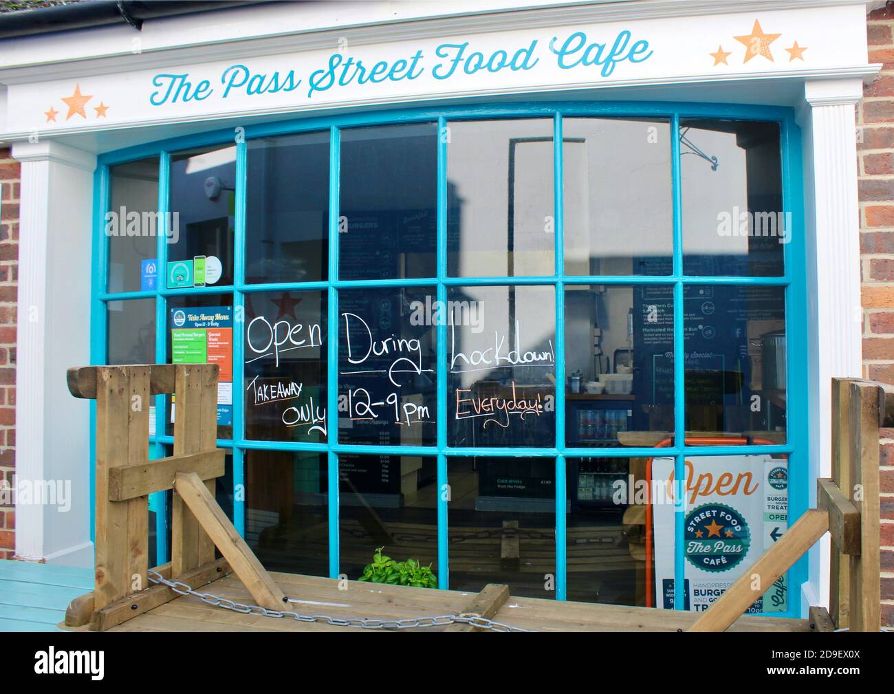 Il Pass Street Food Cafe a Chichester, West Sussex, Inghilterra durante il blocco. Chiusure di lavoro dovute al soggiorno a casa, soggiorno sicuro. Foto Stock