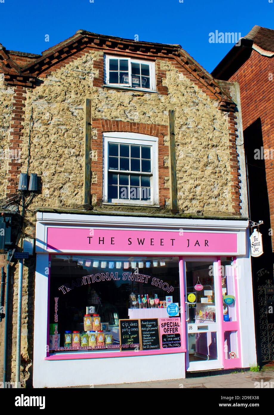 I purveyors del vaso dolce dei dolci tradizionali nel Sussex occidentale di Chichester. Nessuna gente - nessun cliente poichè il blocco tiene la gente a casa durante la pandemia. Foto Stock