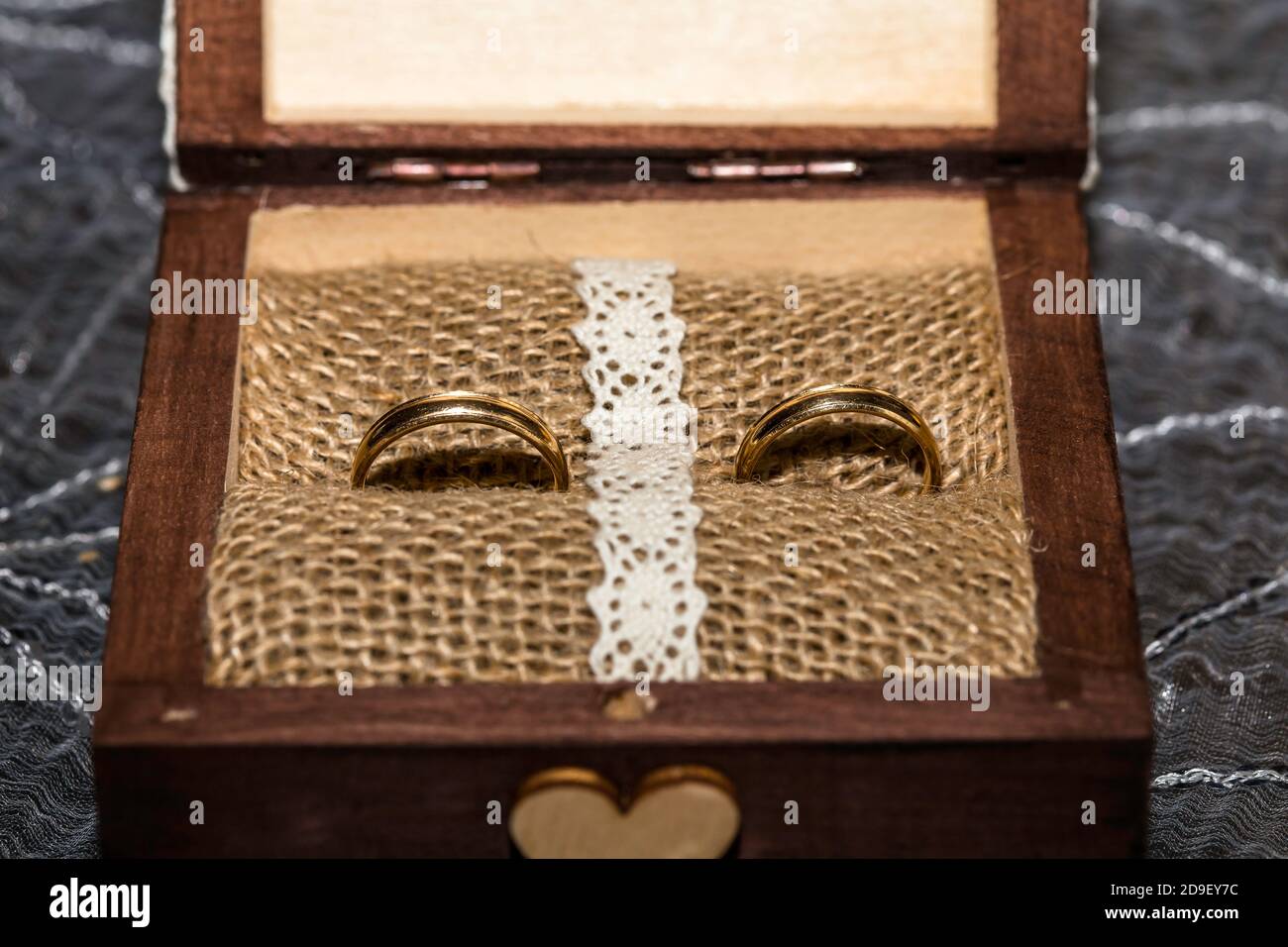 Anelli di nozze su un bel pizzo rustico, nella scatola rustica. Foto Stock