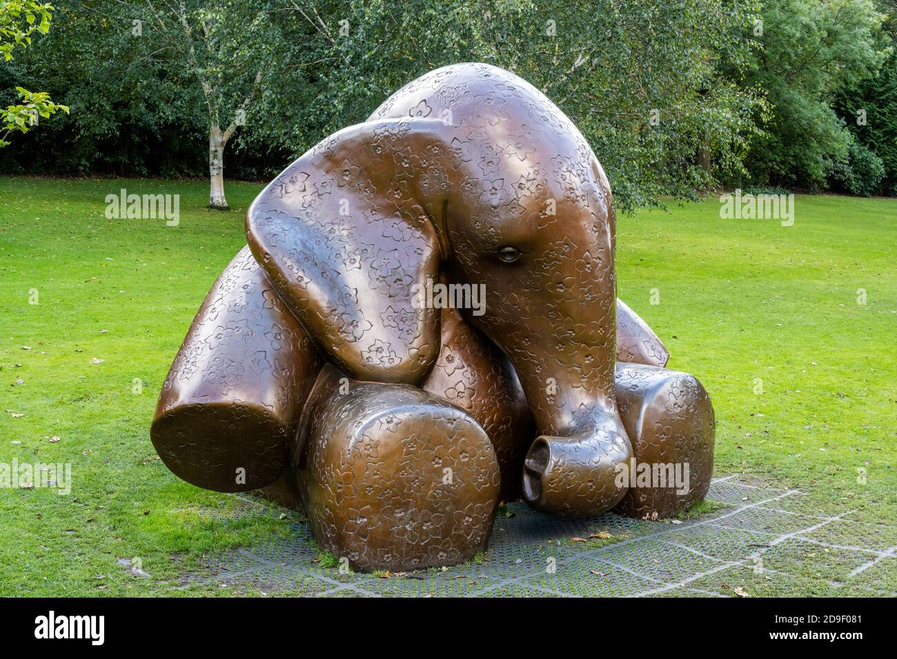 Scultura di elefante che commemora i bambini coinvolti nello scandalo delle ceneri dello scultore Andy Scott in West Princes Street Gardens, Edimburgo, Scozia, Regno Unito Foto Stock