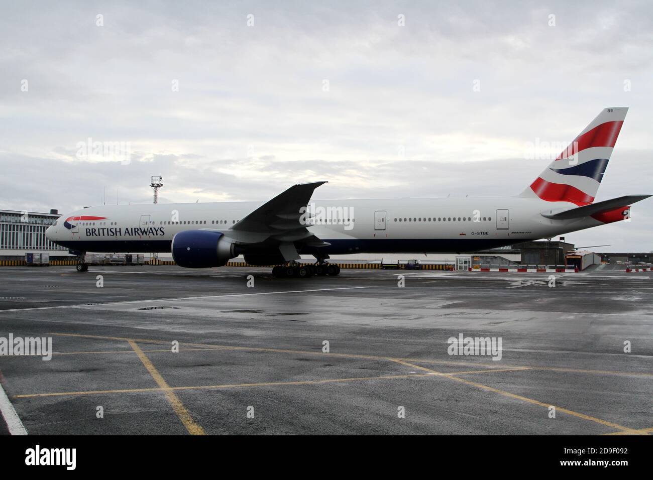 Aeroporto di Glasgow Prestwick, Ayrshire, Scozia, Regno Unito. British Airways ha deviato a causa del maltempo in altri aeroporti del Regno Unito. Prestwick ha una reputazione per essere senza nebbia e godere di tempo relativamente buono, insolito a come molti aerei British Airways all'aeroporto, anche Ryanair parcheggiato per l'inverno Foto Stock