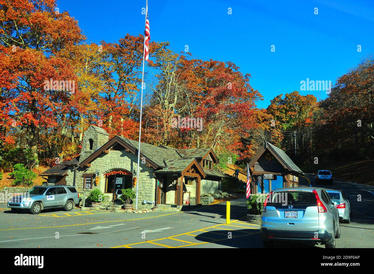 È facile innamorarsi dei magnifici colori autunnali e dello scenario della bellissima montagna Grandfather e degli Appalachi del North Carolina. Foto Stock