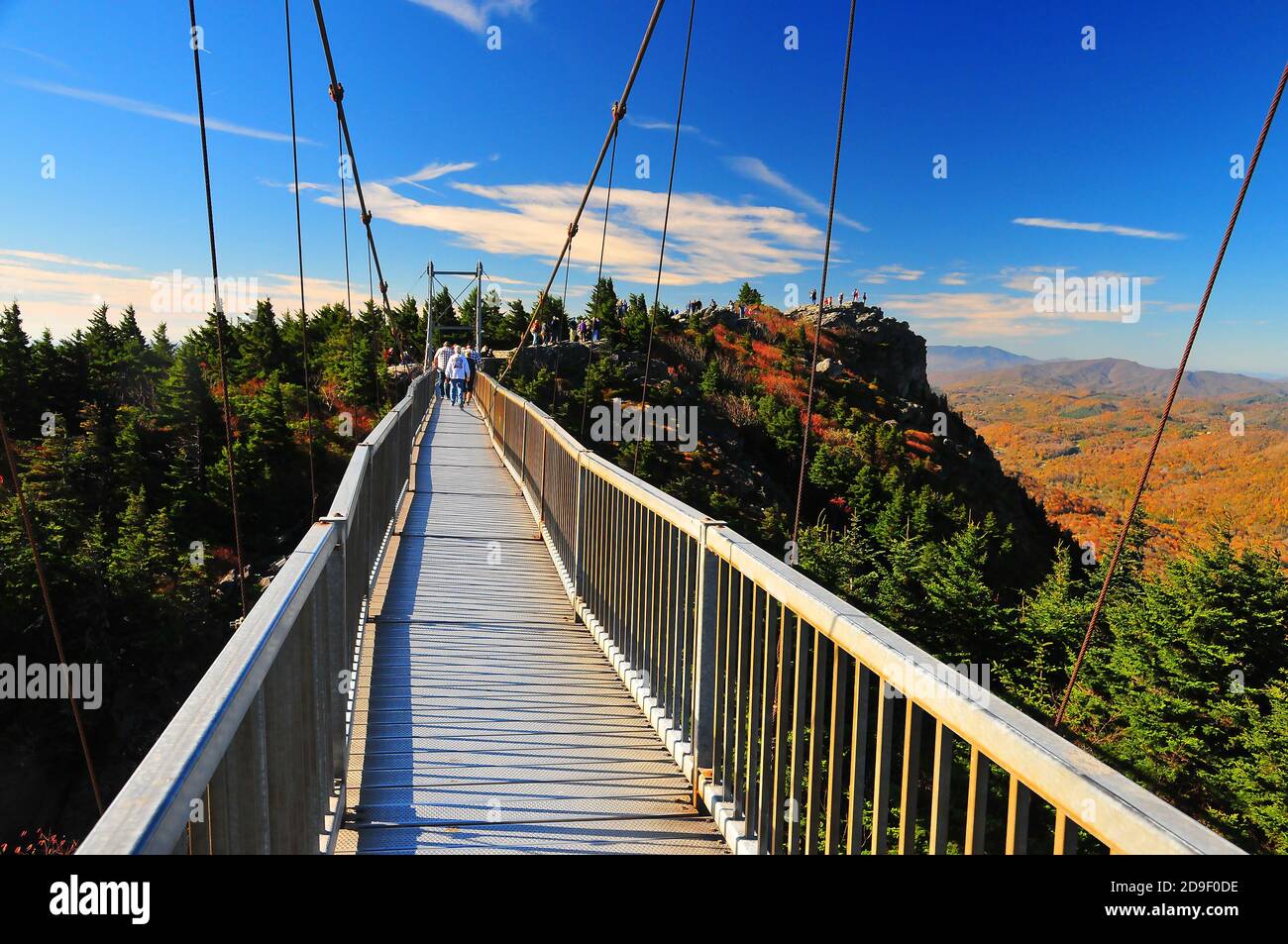 È facile innamorarsi dei magnifici colori autunnali e dello scenario della bellissima montagna Grandfather e degli Appalachi del North Carolina. Foto Stock