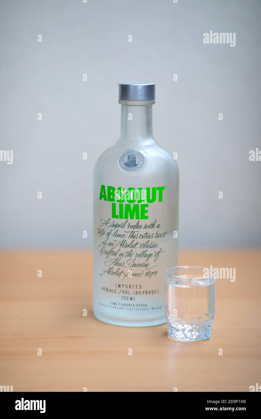 Una bottiglia e un bicchiere Absolut Vodka sul tavolo di legno. Varsavia,  Polonia. 05.11.2020 Foto stock - Alamy