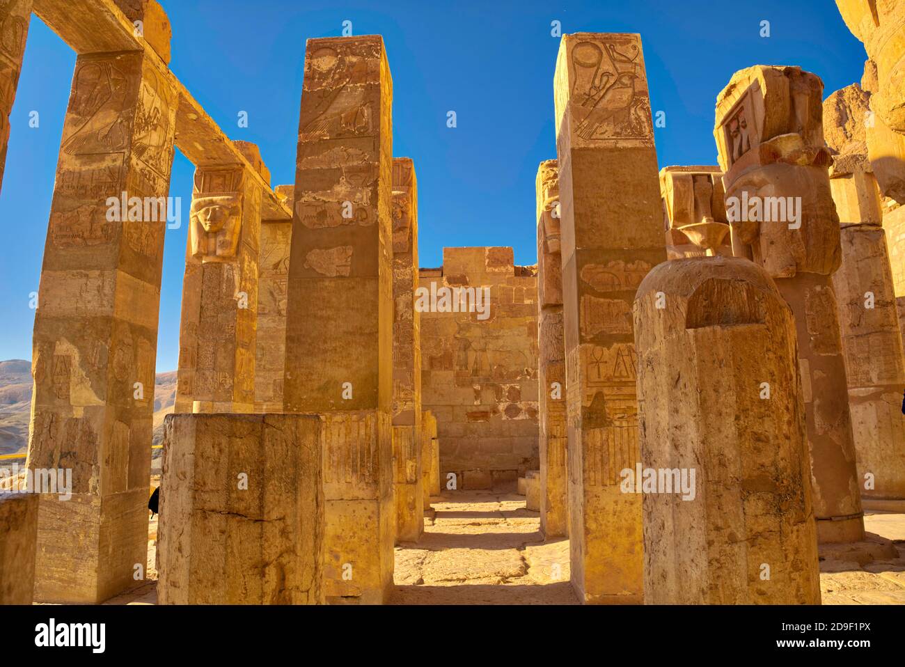Alcuni pier quadrati e colonne rotonde sono sormontate con capitelli Hathor--con caratteristiche della dea con le orecchie di vacca prese @Luxor, Egitto Foto Stock