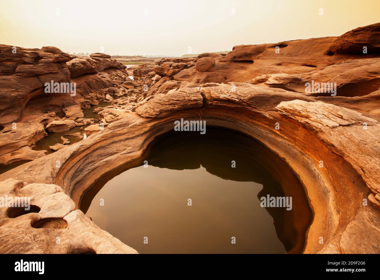 Forma d'arte della piscina in pietra arenaria nel fiume Mekong in estate, è eroso dalla corrente di Eddy in stagione di alluvione. Ubon Ratchathani, Thailandia. Foto Stock