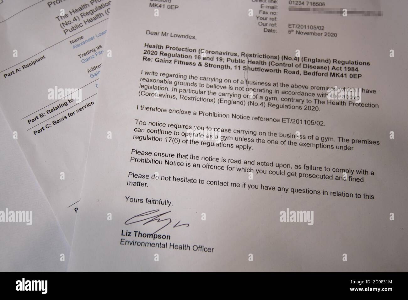 Copia di un avviso di divieto servito ad Alex Lowndes, proprietario di Gainz Fitness e forza da ufficiali di salute ambientale del Consiglio di Borough di Bedford, che ha cercato di rimanere aperto e sfidare le regole di blocco quando il secondo blocco nazionale per l'Inghilterra entra in vigore oggi. Foto Stock