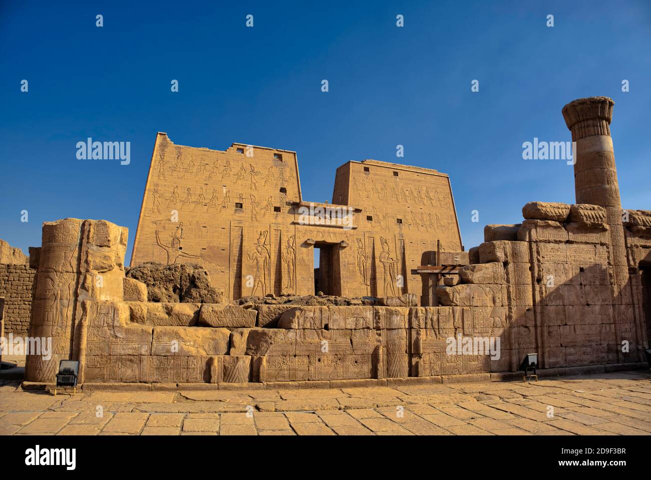 A ovest dell'ingresso del Tempio di Horus si trova il Mammisi, costruito da Tolomeo VIII Euergetes II e decorato con rilievi di Tolomeo IX Soter II Poll Foto Stock