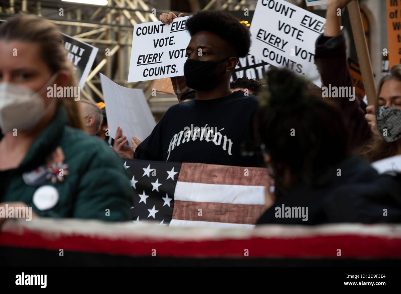 Manhattan, Stati Uniti. 4 Nov 2020. I manifestanti della coalizione Protect the Results si scendono lungo la Fifth Avenue a Manhattan, USA. Credit: Michah casella/Alamy Live News. Foto Stock