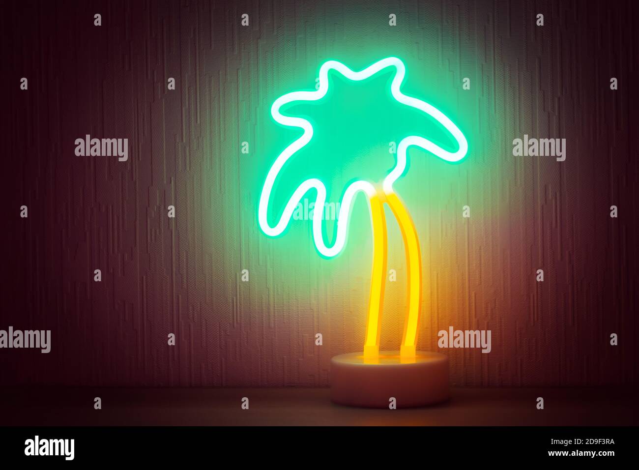 Mensola interna di palma di neon figura decorativa di luce notturna Foto Stock