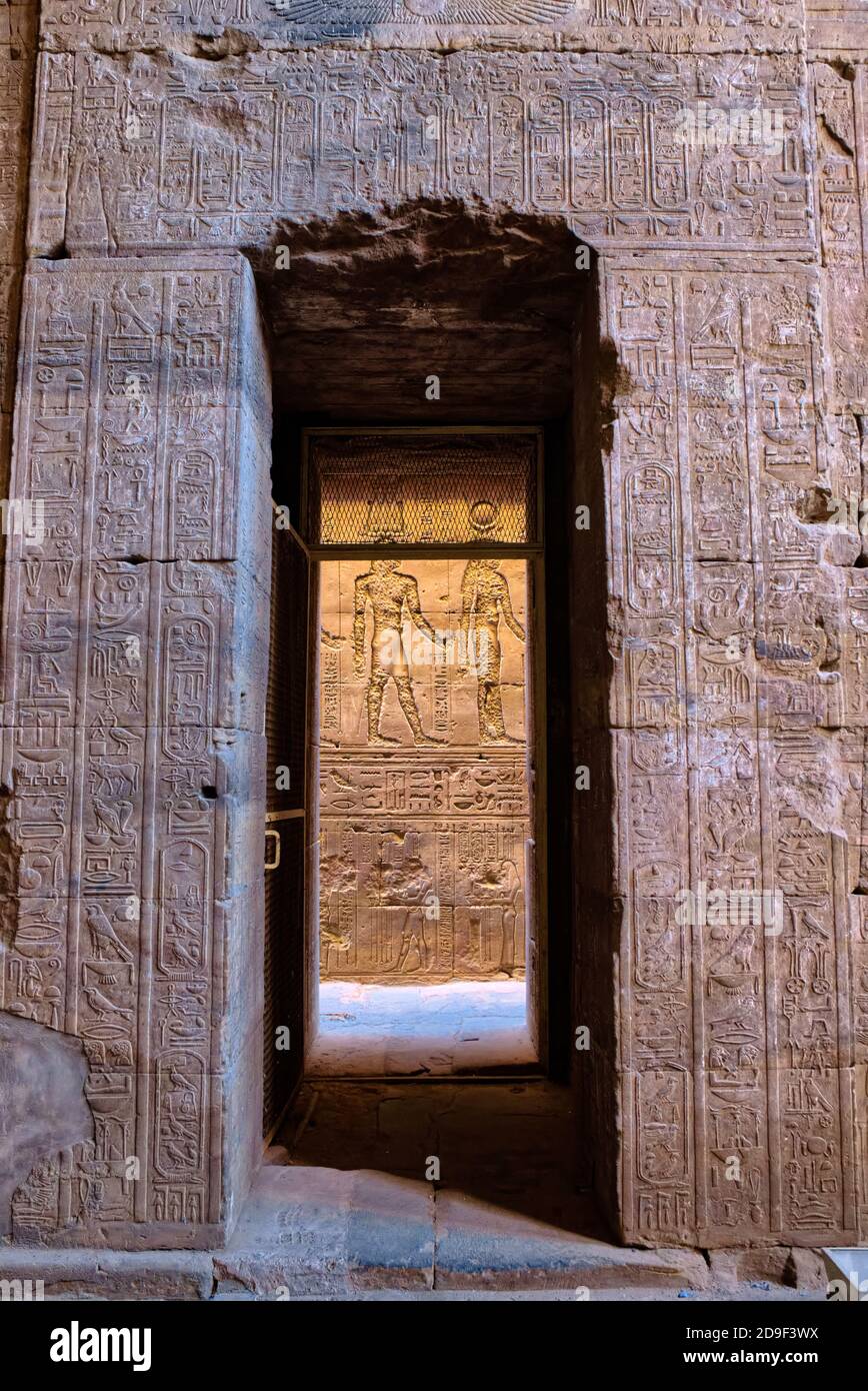 Il passaggio interno corre intorno alla metà posteriore del tempio, entrato dalla Sala dell'Ipotato, ed è decorato con rilievi e iscrizioni prese @ Foto Stock