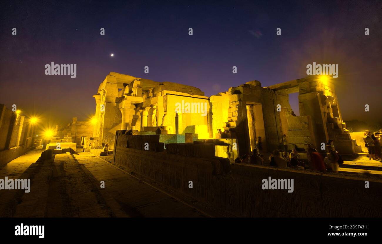 Anche se il layout del tempio è simile a quello di Dendera o Edfu, è un po 'più piccolo e ha un'eleganza architettonica molto piacevole basato o. Foto Stock