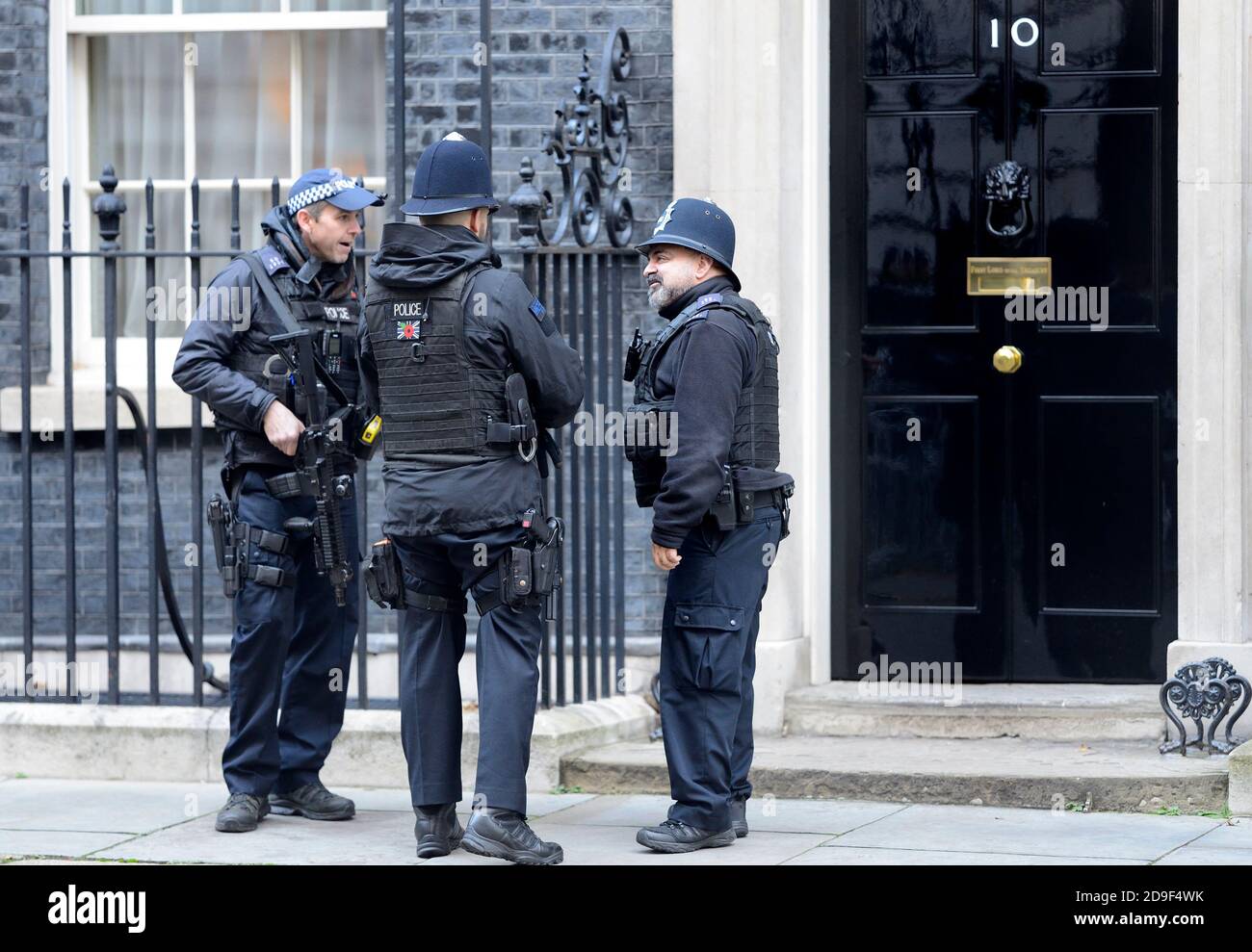 Londra, Inghilterra, Regno Unito. Ufficiali di polizia che chiacchierano fuori 10 Downing Street Foto Stock