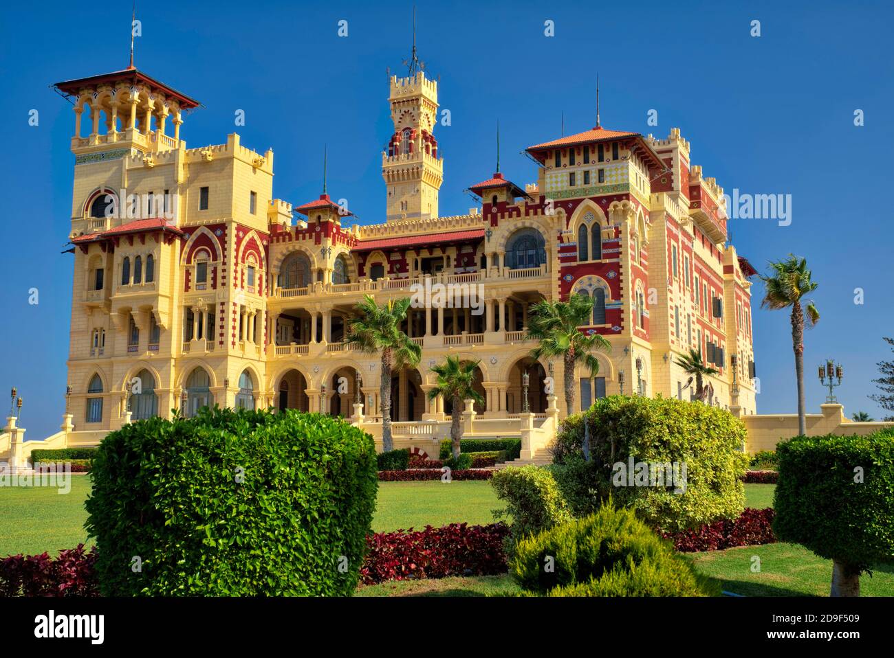 Un grande palazzo reale degli anni '30 in stile turco e fiorentino, con grandi giardini, ora un parco pubblico preso @Alessandria, Egitto Foto Stock