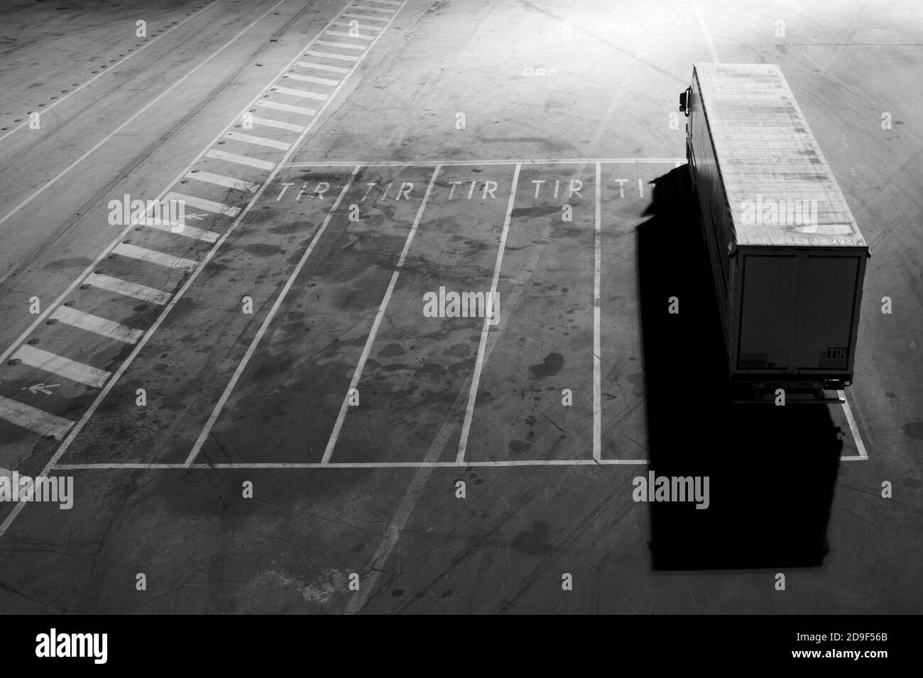 Veicolo internazionale di trasporto su strada parcheggiato di notte in luogo isolato Foto Stock